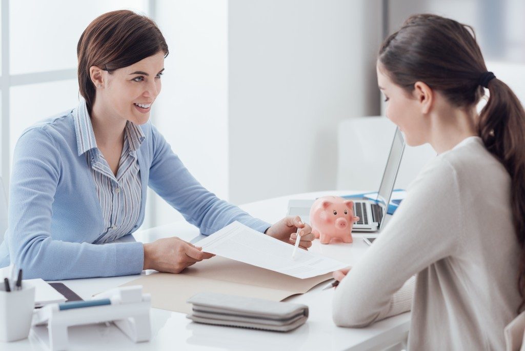 financial consultant talking to a woman