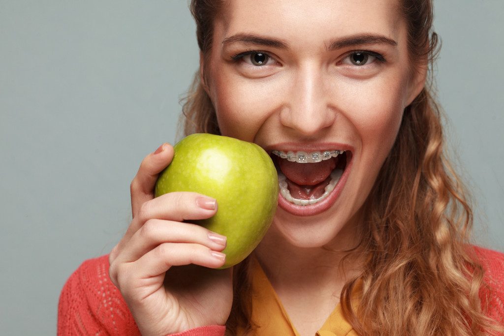 Eating apple with teeth on braces