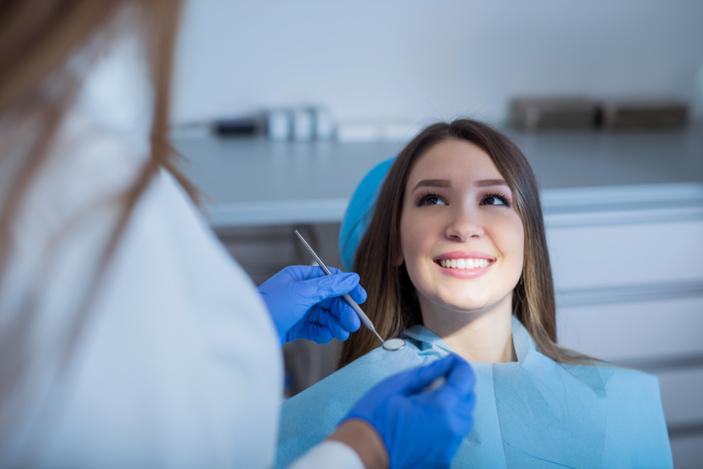 A dentist reassuring her patients regarding tooth extraction