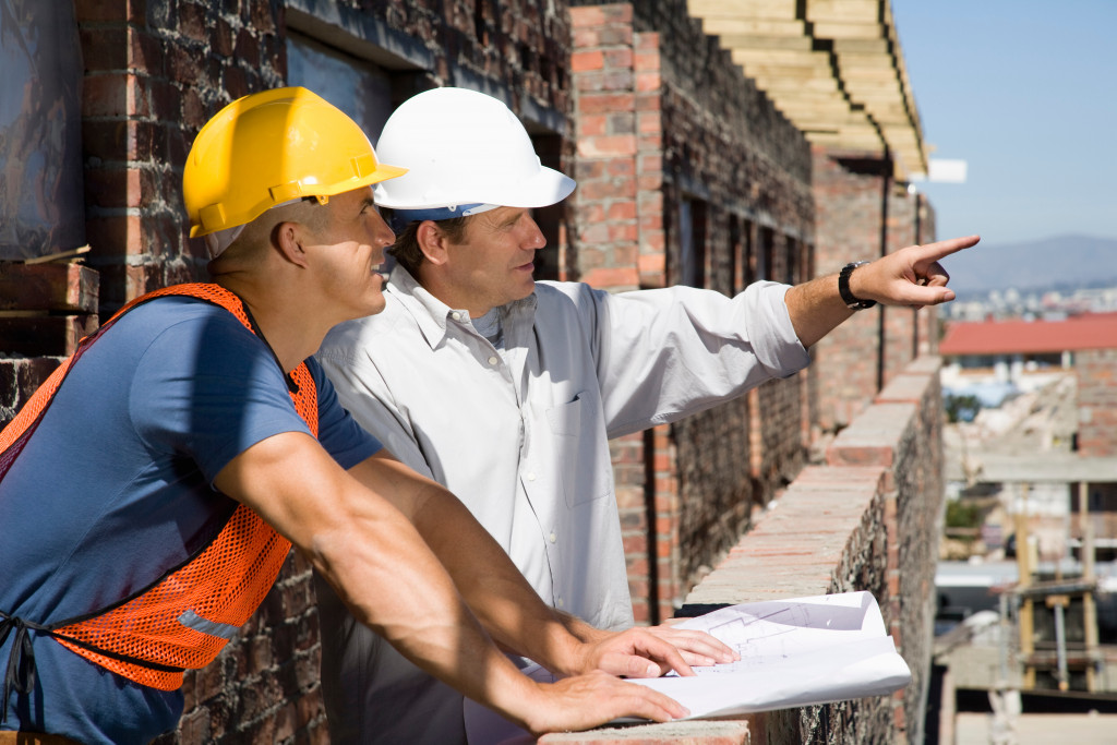 foreman and engineer duscussing changes in plan