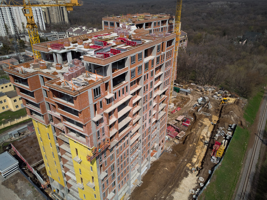 Construction of a tall apartment building